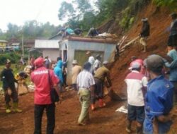 Akibat Hujan Deras Dari Siang Hingga Malam Empat Rumah Tertimbun Longsor