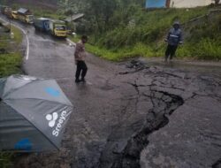 Jalan Nyalindung Sukabumi Tidak Dapat Dilalui Kendaraan Akibat Pergerakan Tanah